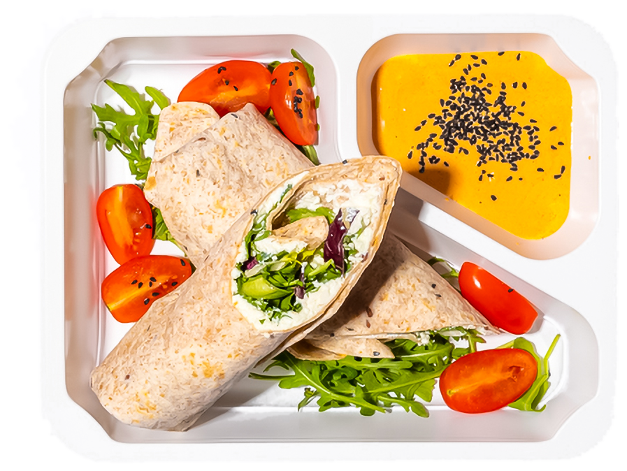 Wrapy z warzywami i sosem w tacce Fit Meal — przykładowy posiłek z cateringu dietetycznego